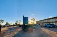 Opal Inn Hotel, Motel, Caravan Park - parking