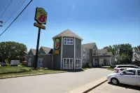 Super 8 by Wyndham Trois-Rivieres - موقف سيارات