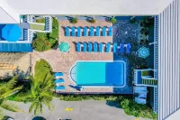 Carriage House Resort Motel - Beach