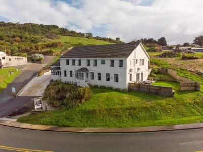 Lands End Hotels in Bluff