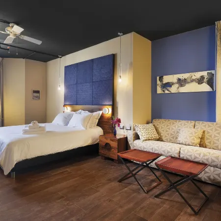Play Seaport Suite Hotel TLV Отели рядом с достопримечательностью «Пляж Мецицим»