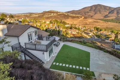 Luxury Studio with Lake Views and Spacious Balcony Отели рядом с достопримечательностью «Bancroft Ranch House Museum»