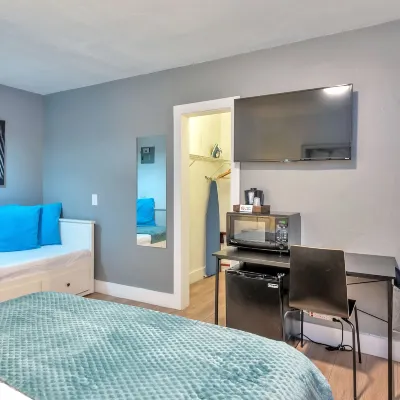 Oasis Hotel Hotels near Museum of Discovery and Science