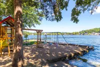 Point View Resort Hotels in Russell Township