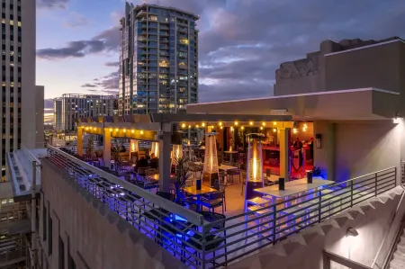 Hilton Garden Inn Phoenix Downtown Отели рядом с достопримечательностью «Центральная библиотека Бертон Барр»