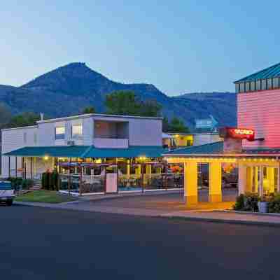 Scott's Inn & Suites Hotel Exterior