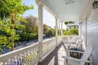 Bananas Foster Guesthouse - Bungalows