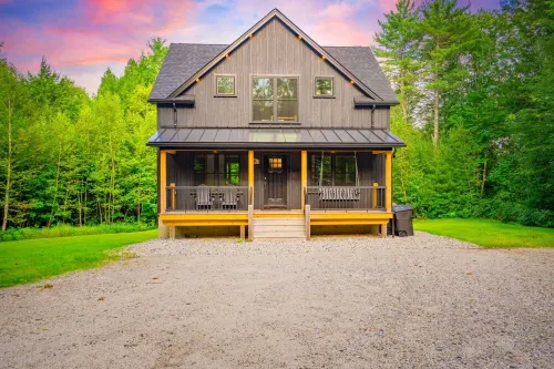 NEW Chalet 6 minutes from Sunday River! Hot tub, Sauna, Sleeps 12, Dog Friendly!