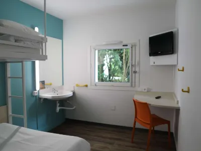 Hotelf1 Orange Centre Echangeur A7 A9 Hotel di Uchaux