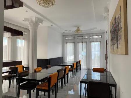 Toba Retreat Mansion and Villas Отели в г. Samosir Regency