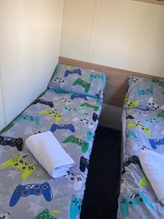 3 Bed Caravan Sleeps 8 - Parking BBQ Pool