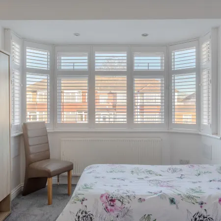 Apple House Wembley - Family Room with Shared Bathroom