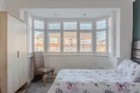 Apple House Wembley - Family Room with Shared Bathroom ウェスト・ヘンドン・プレイング・フィールド周辺のホテル