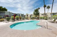 Walk 2 Old Town - Pool View Fashion Square