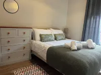 3-Bed Central Apartment - Sleeps 5 & Pets Ok - Condos