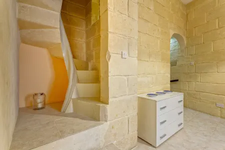 Cosy Maltese Townhouse Roof Terrace and Views Отели в г. Senglea