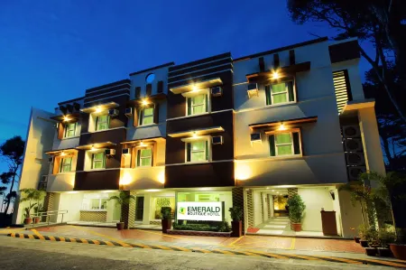 Emerald Boutique Hotel Отели рядом с достопримечательностью «Бикол Юниверсити Колледж оф Сайенс»