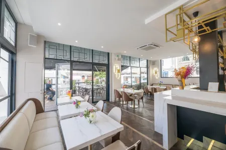 Hôtel Cosmopolitain Отели рядом с достопримечательностью «Port des pêcheurs à Biarritz»