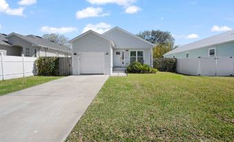 5 Minutes to Beach and Downtown Fire pit Grill