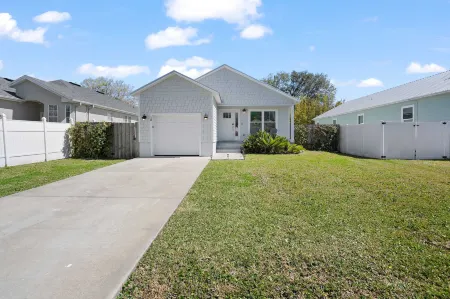 5 Minutes to Beach and Downtown Fire pit Grill