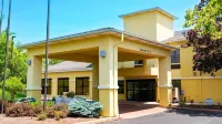 Quality Inn & Suites Oakwood Village - Cleveland South Hotels in Macedonia