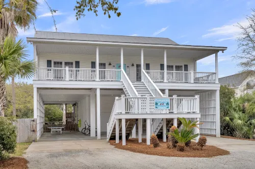 Private Pool and Relaxing Screened Porch Retreat - Charming Oasis