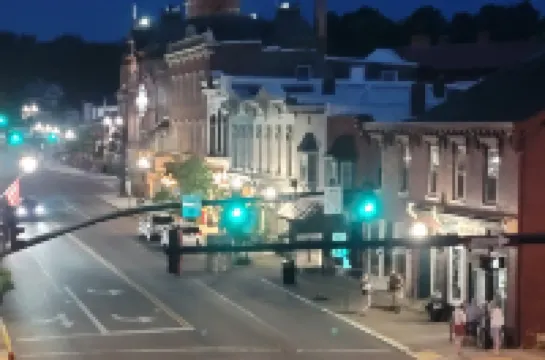 Historic Downtown Suite with Modern Amenities - Charming Unique Oasis