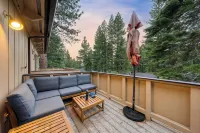Ski Way by Avantstay Cozy Tahoe Home w/ Fireplace & Balcony