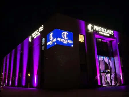 Firstclass Event & Hotel Отели рядом с достопримечательностью «Indoor Sport»