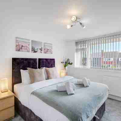 Elegant 5Br Home with Free EV,Garden and Parking Rooms