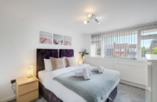 Elegant 5 Bed Home with Garden & Parking - Slough