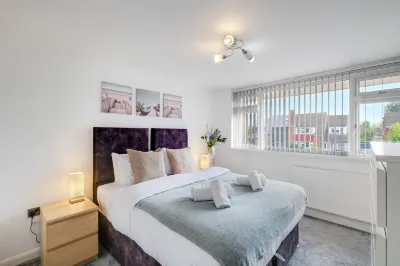 Elegant 5 Bed Home with Garden & Parking - Slough