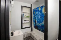Cozy studio in enchanting downtown Warrensburg with full kitchen, AC, WiFi