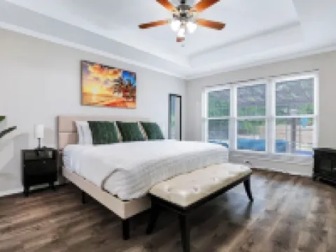 Spacious 5-bedroom house with private pool in a central San Antonio location. โรงแรมในLive Oak