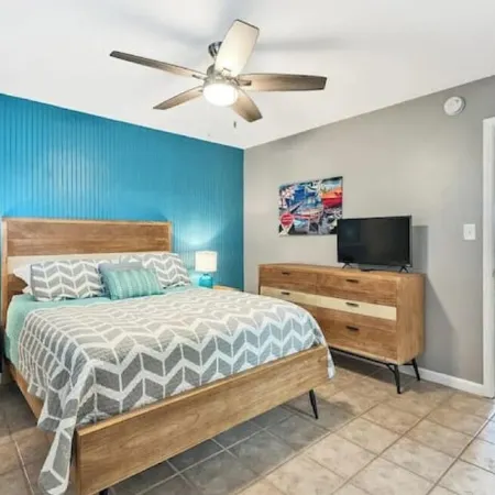 Blue Pearl   1 bedroom, 2 bath condo - sleeps 6 , Pet friendly.