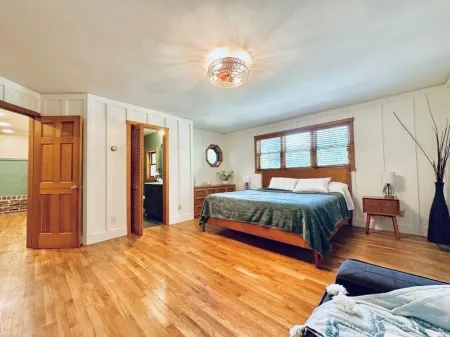 Nature Lover’s Cabin Retreat - private 24 acres w/trails and pond!