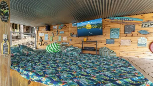 Lakefront Tiki Bar Hot tub Large Dock Firepit Sleeps14