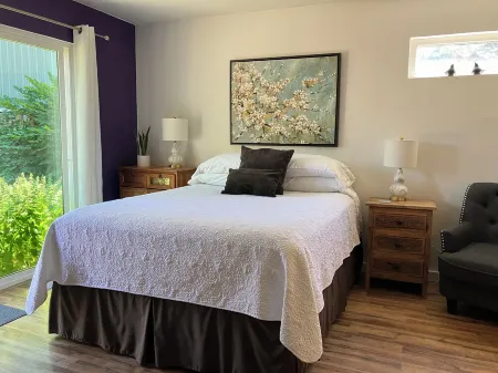 Charming Cottage in Scenic Seattle with AC, WiFi, and All the Comforts of Home. Отели в г. Брин Маур-Скайуэй