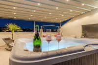 Luxury Majpruz Suites I - Hot Tub