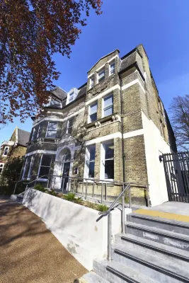 Raymont Hall Hotels near The London Theatre