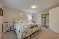 Nauti Buoys 2BDRM 2Bath APT,Kitchen,Living,Dining,Office,5 min to beach,walkable