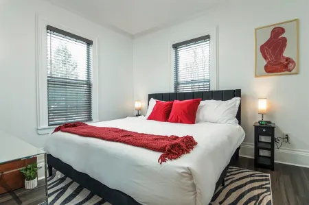 3 miles to B Ball, 5 min walk to Downtown! Stocked Kitchen, AC, WiFi, W/D