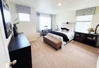 Newer build with 4 bedrooms, large backyard and beautiful mountain views. Hotel a Severance