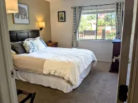 ~Red Rock Sanctuary w/Views~Pool~BBQ~Cozy~Clean~