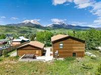 Mtn Modern Home w/ Views, Private Hot Tub + Fantastic Location