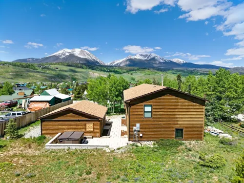 Mtn Modern Home w/ Views, Private Hot Tub + Fantastic Location