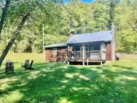 Creekside Cabin in Hocking Hills. Hot Tub + Large Private Yard. Dog-friendly!
