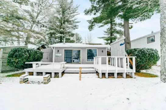 All Season Cottage on Manistee Lake