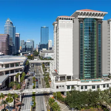 Embassy Suites by Hilton Tampa Downtown Convention Center Отели рядом с достопримечательностью «Стейк-хаус Bern's»