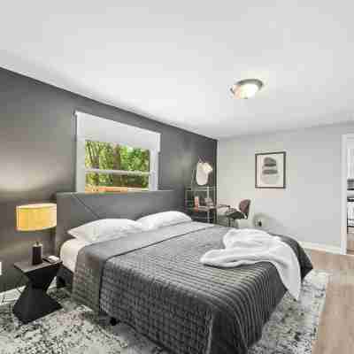 3 mins from Downtown - PS5, King Bed & EV Charger Rooms